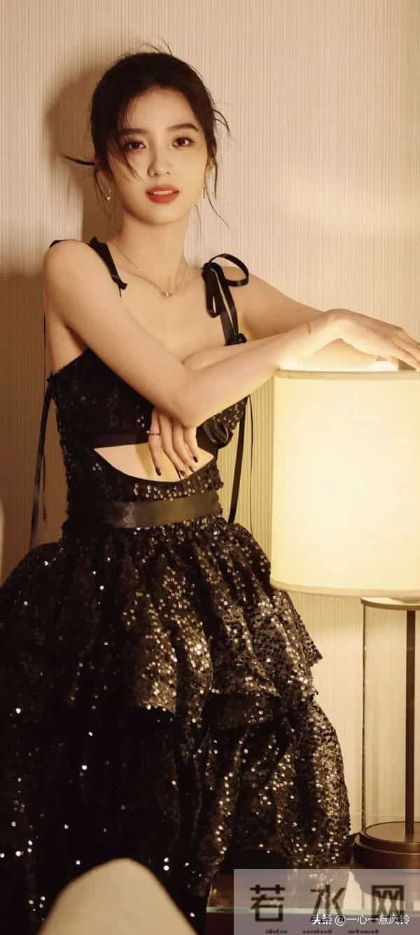 万鹏这黑色吊带写真,太美了