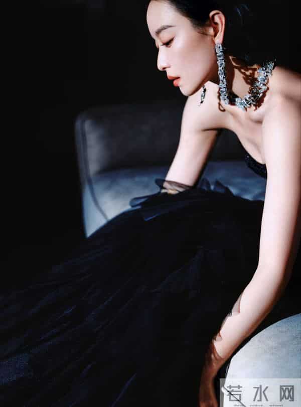 倪妮金鸡奖闭幕黑天鹅造型