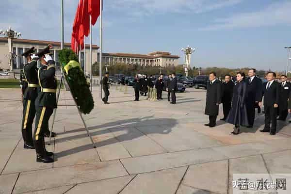 泰国王后去人民英雄纪念碑!穿泰式大衣脚踩恨天高 端庄优雅又美丽