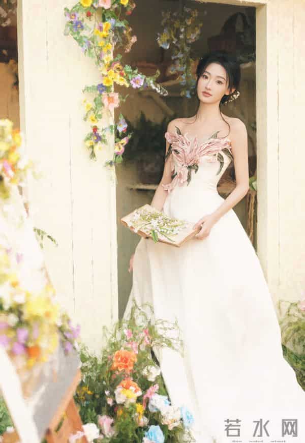 白裙缀着粉瓣似的褶皱,浸在满院花簇的软光里