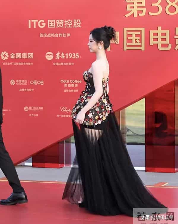 李柯以亮相金鸡奖红毯 抹胸短裙搭黑纱 个高腿长 气质颜值不输女明星