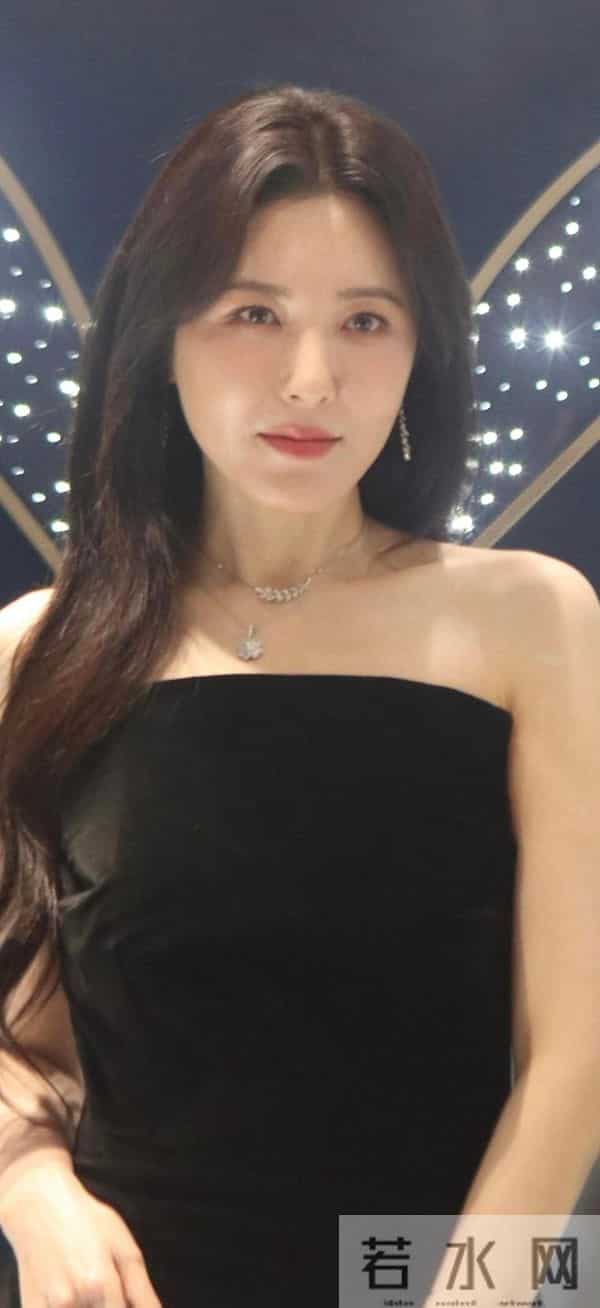 怼脸镜头下的曾黎,依然美艳动人