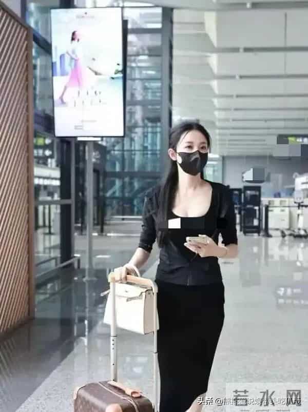 潘玮柏终于大秀老婆,戴大金链走机场,老婆穿紧身裙比女明星辣眼