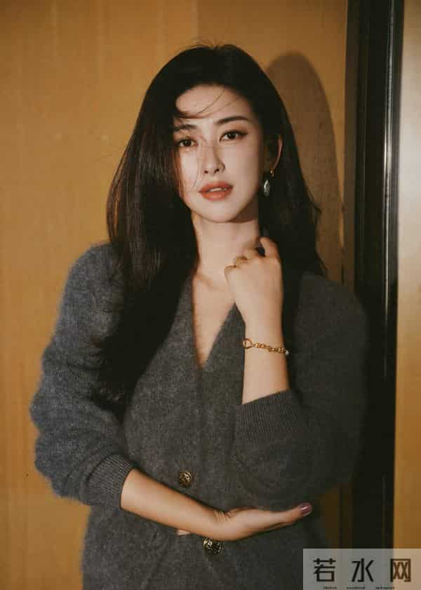朱珠晒新照，灰毛绒套装配长卷发，气质优雅好惊艳