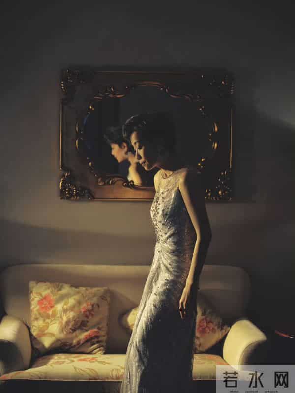 62岁叶童状态好优雅!穿银色亮钻裙亮相金鸡奖红毯,还脚踩恨天高