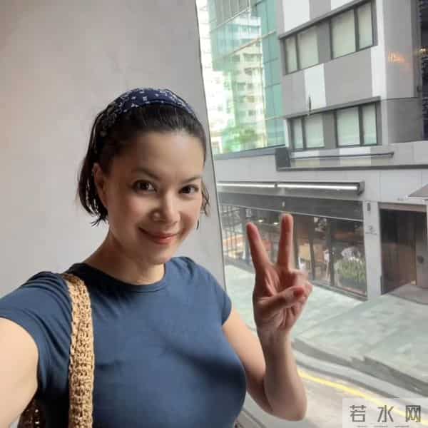 54岁的前TVB女星的近况曝光，现在和富豪男朋友感情非常稳定