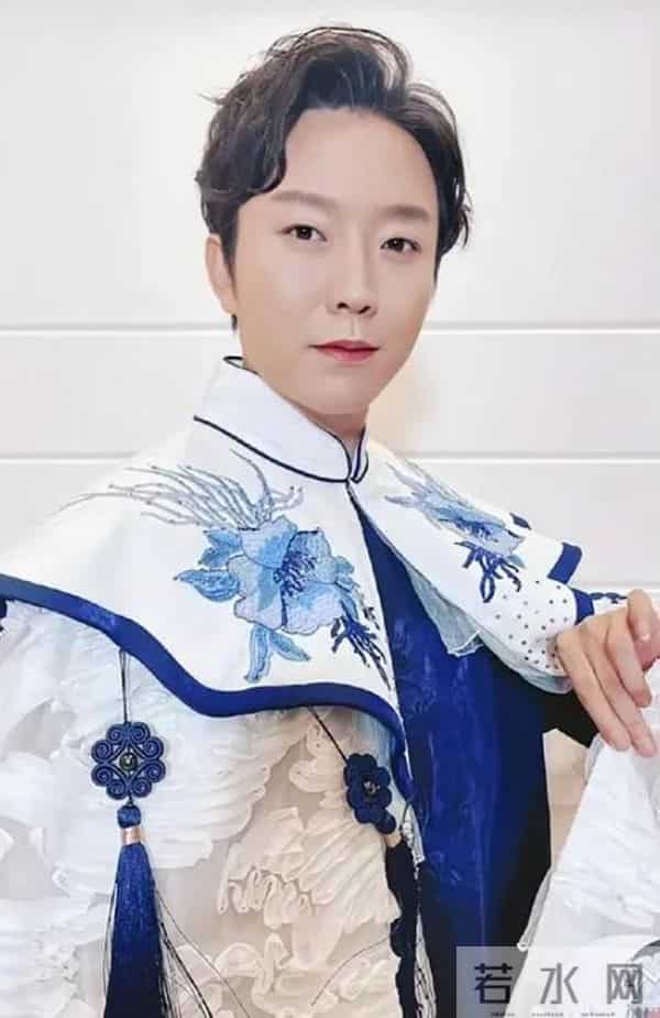 饭喂到嘴里都不会吃,不受戏曲圈待见的李玉刚 为自己的行为买了单