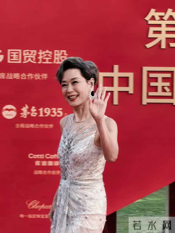 62岁叶童状态好优雅!穿银色亮钻裙亮相金鸡奖红毯,还脚踩恨天高