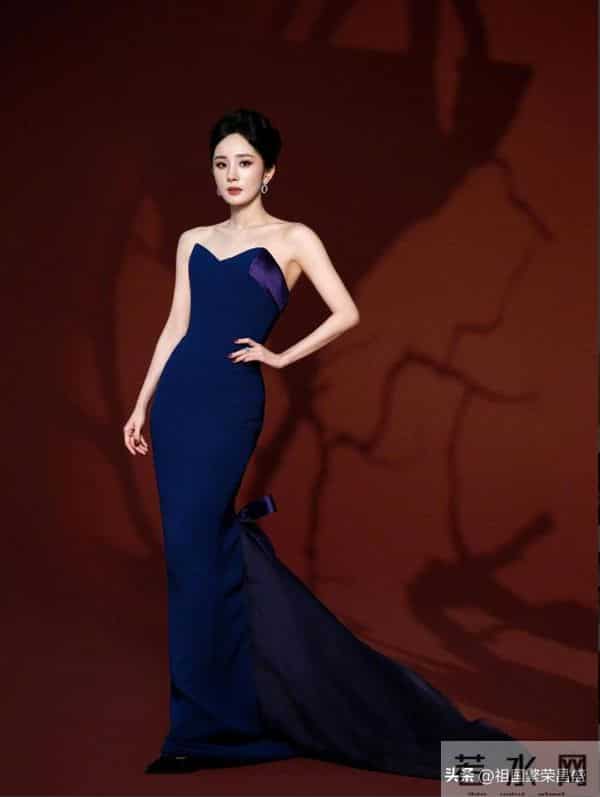 杨幂性感抹胸裙活动生图