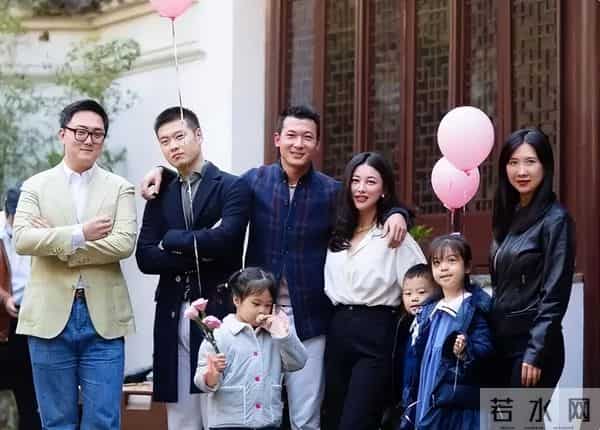 人老珠黄?41岁朱珠现身机场,白发明显皱纹也多,断崖衰老不敢认