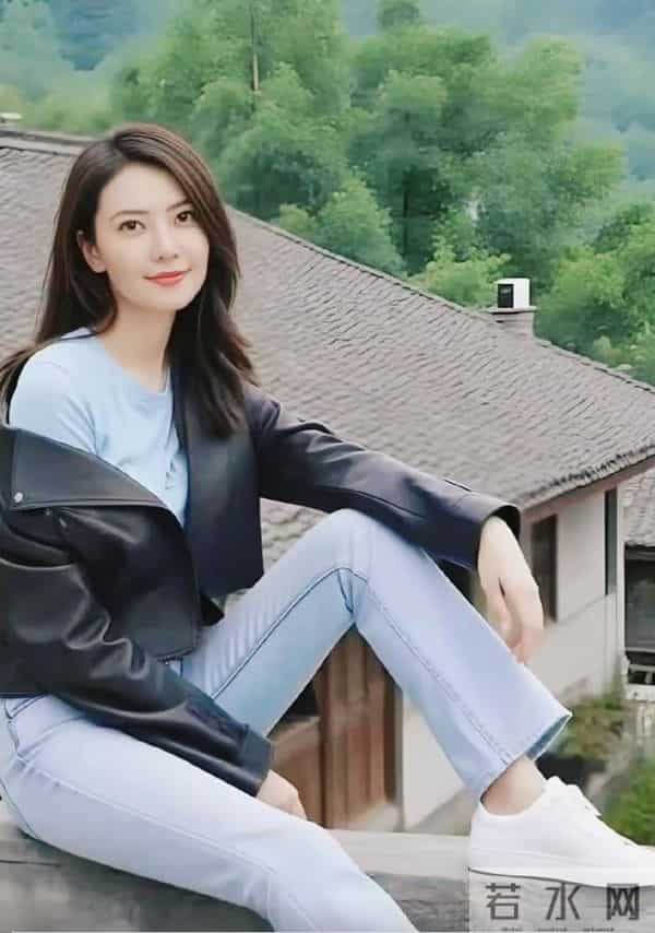 高圆圆牛仔裤背影杀确实有魅力，真的是又美又有气质优雅时髦羡慕