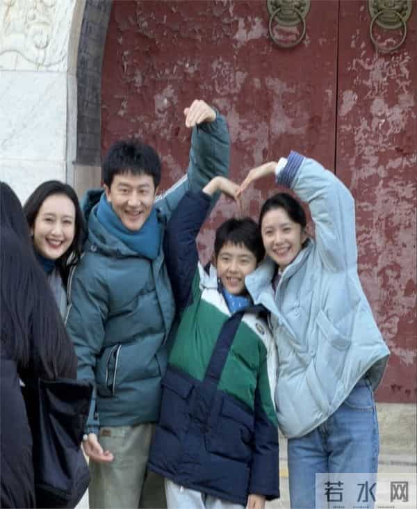 网友北京潭柘寺偶遇刘浩存黄轩拍戏浩存头小脸小好精致黄轩超帅气