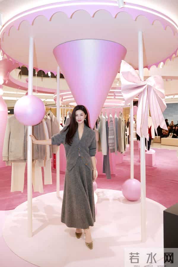 朱珠阿姨今日份写真，眼神里藏不住的韵味