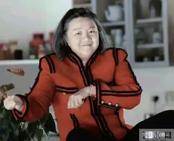 64岁洪晃大变样，瘦了二十斤 背Dior包气质绝，果然人靠衣装马靠鞍