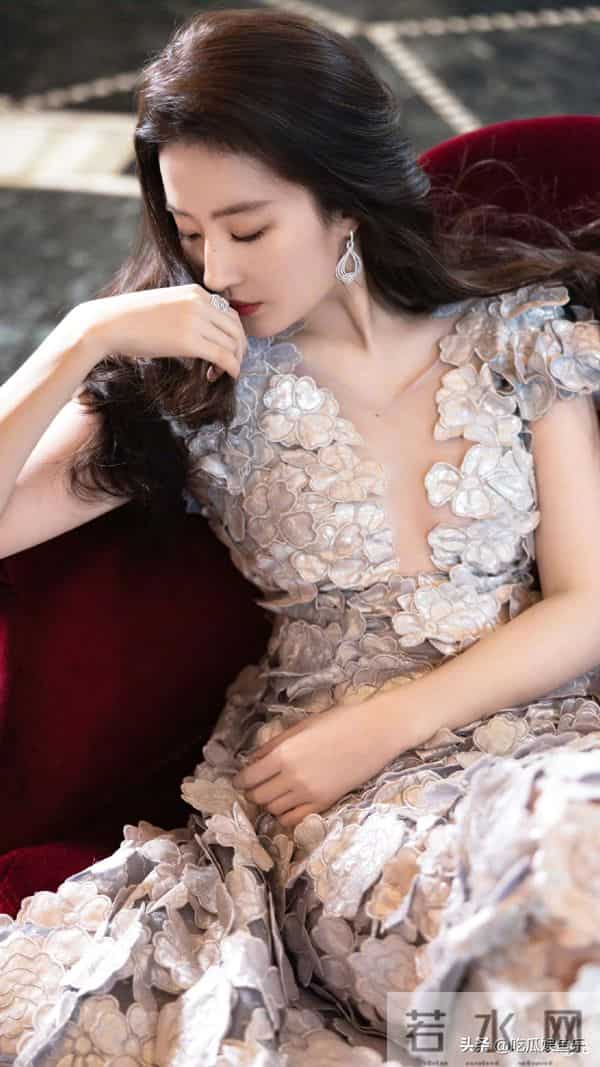 38岁刘亦菲花缀裙裾眼藏清光,把温柔和贵气都穿在身上