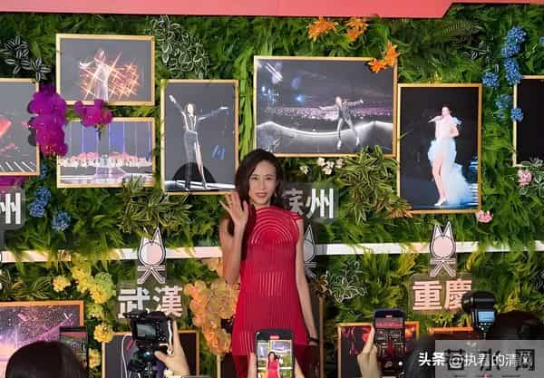 55岁莫文蔚，穿透视裙像大蚊香