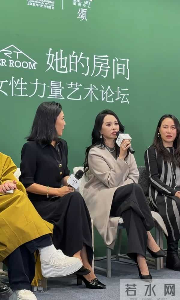 57岁伊能静上海参加活动，穿米大衣温婉优雅，脸部坑洼颈纹多