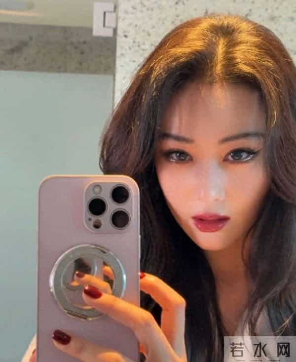 张馨予对镜自拍美图