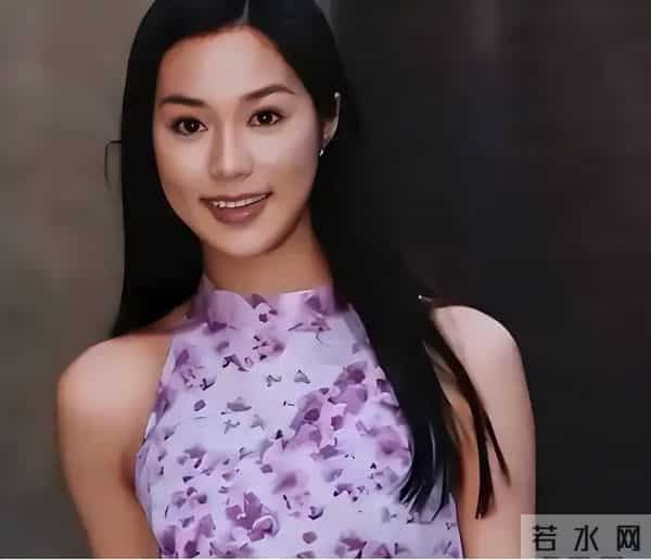 她14岁就长得“倾国倾城”，被富豪花7亿娶回家，8年生下4个娃