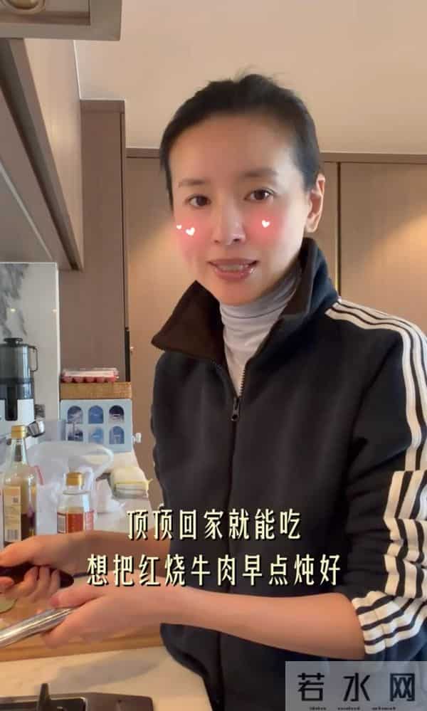董洁为儿子做丰盛晚餐,16岁顶顶不愿出镜,投喂妈妈好nv暖心