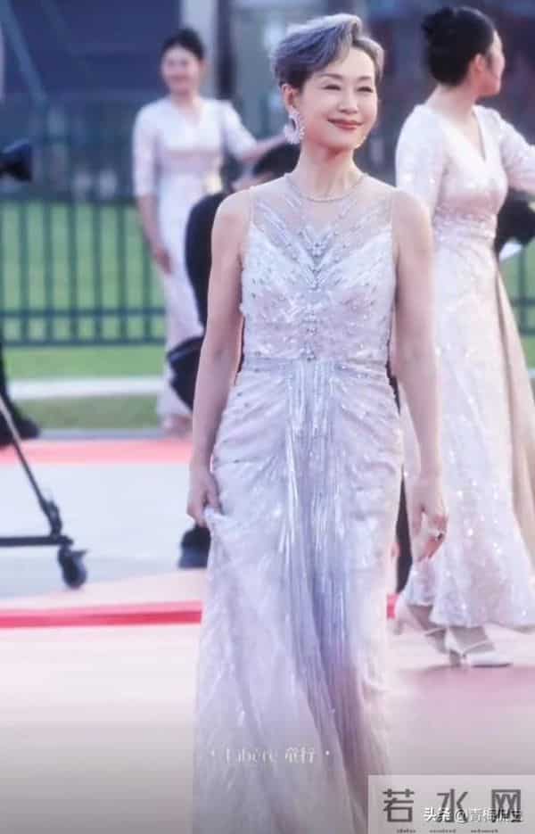 金鸡奖红毯:关晓彤衣服太丑,叶童装嫩,宋佳大露背,倪妮赢麻了