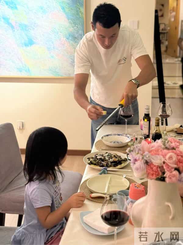 人老珠黄?41岁朱珠现身机场,白发明显皱纹也多,断崖衰老不敢认