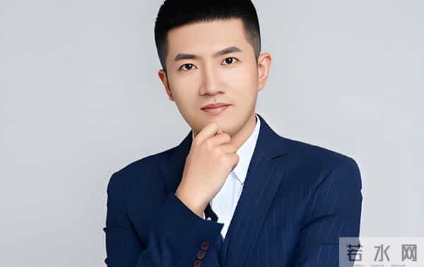 央媒官宣,“康辉接班人”出现,他盼了20年终于后继有人