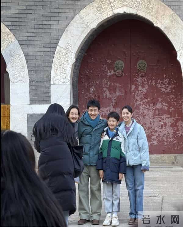 网友北京潭柘寺偶遇刘浩存黄轩拍戏浩存头小脸小好精致黄轩超帅气