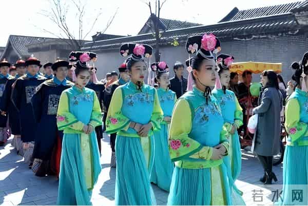 横店13万群演的悲哀！美女懒汉扎堆，老外抢市场，钱没赚到还受伤