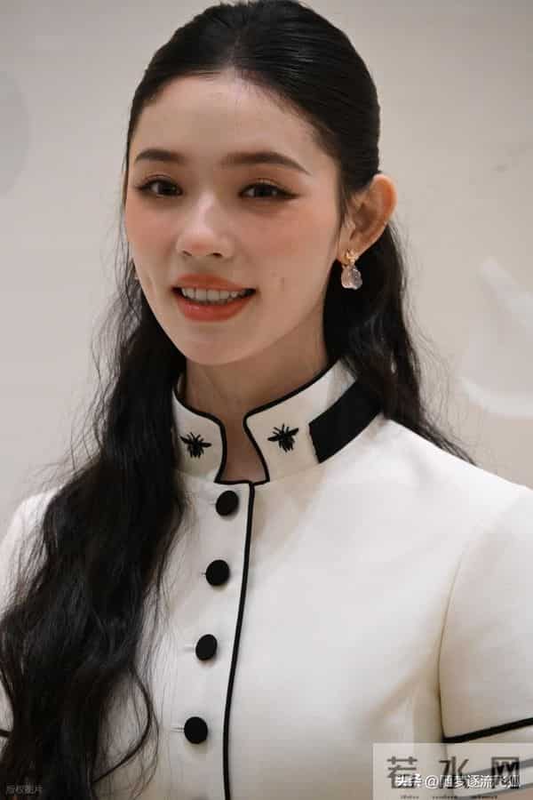 林允现身上海恒隆周年庆出席Dior探店活动