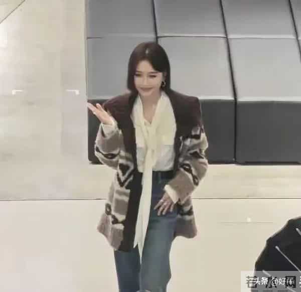 秦岚现身深圳万象天地 这姐本人也太有气质了 身材比例超绝 ！