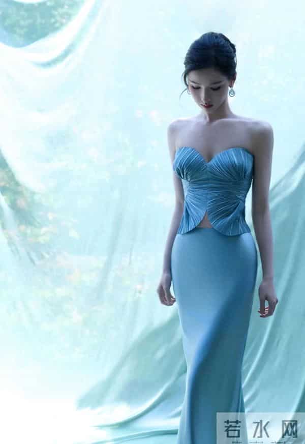 陈都灵身着蓝色套装,简直是行走的“纯欲天花板”!