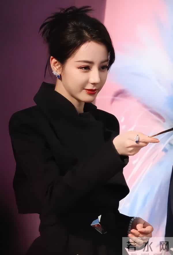 迪丽热巴现身南京!脖子前倾严重依旧在咳嗽,给主持人打伞好暖心