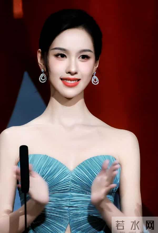 精修图VS生图:关晓彤膀大腰圆,倪妮老气了不少,辛芷蕾选错裙子