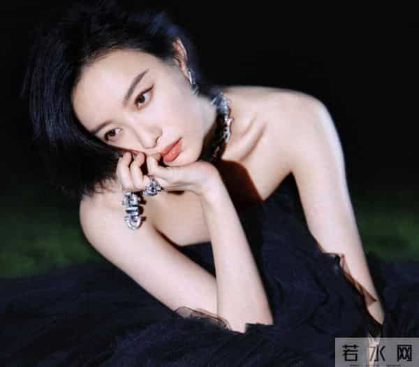 厦门这一夜,美艳四射的辛芷蕾和倪妮,败给了全&39;裹&39;出镜的宁静