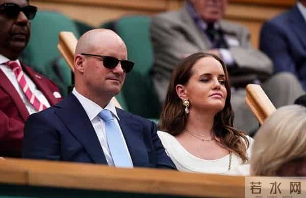 英国板球传奇人物将与小18岁的女友结婚，其前妻7年前病逝