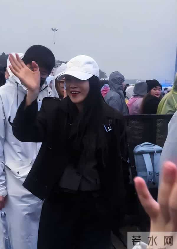 面相变了!伊能静现身艺术论坛皮松肉垮,穿奶奶裤难掩疲态显老态