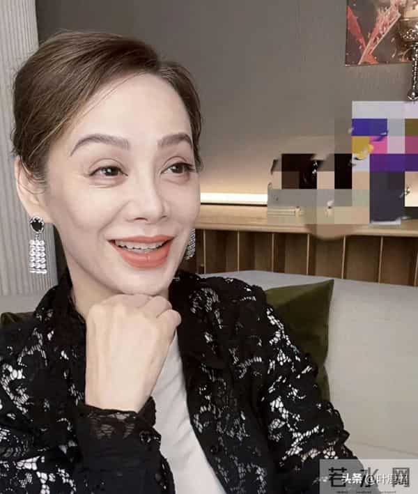 53岁的宁静,变化好大,眼角也出现了细纹,美人虽迟暮,气质很好