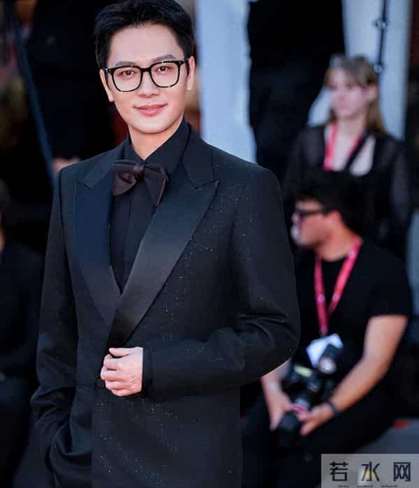 离婚四年，47岁冯绍峰再次官宣喜讯，活成了赵丽颖高攀不起的模样