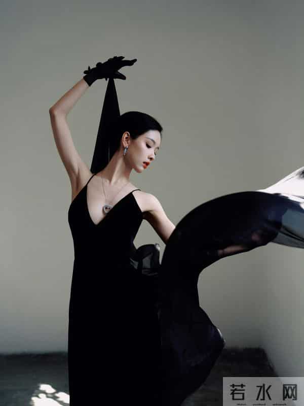 精修图VS生图:关晓彤膀大腰圆,倪妮老气了不少,辛芷蕾选错裙子