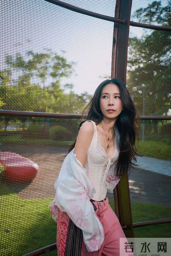 据说莫文蔚的腿投保过亿！