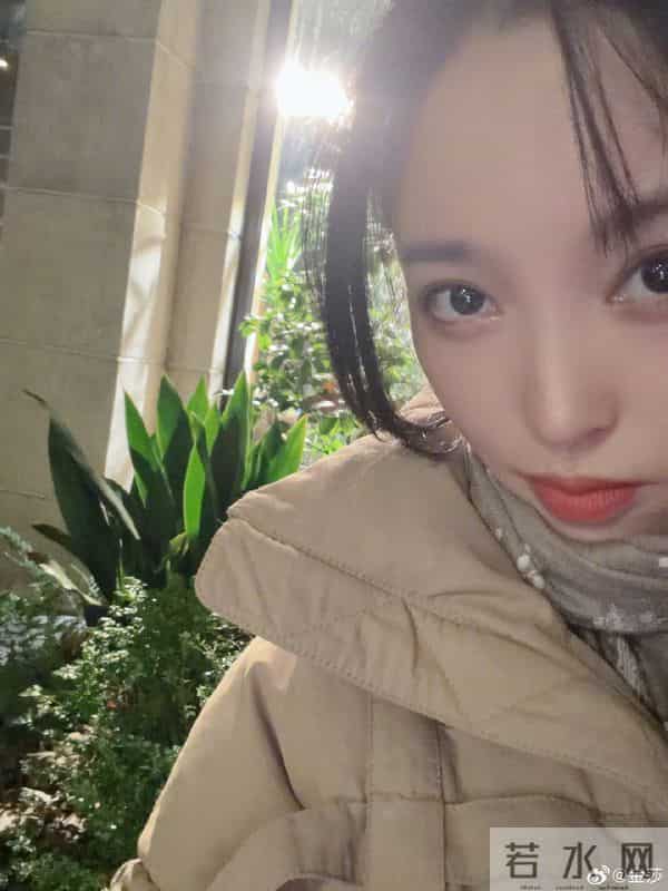 42岁金莎晒“闺房照”!穿Kitty猫睡衣似少女,孙丞潇拍的好可爱