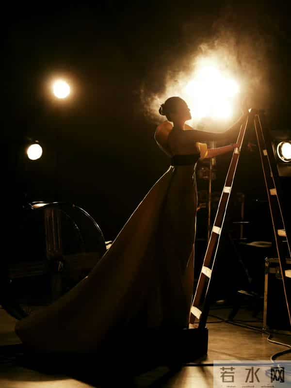 关晓彤金鸡奖红毯造型,优越的头身比,优雅贵气把这身驾驭得太好