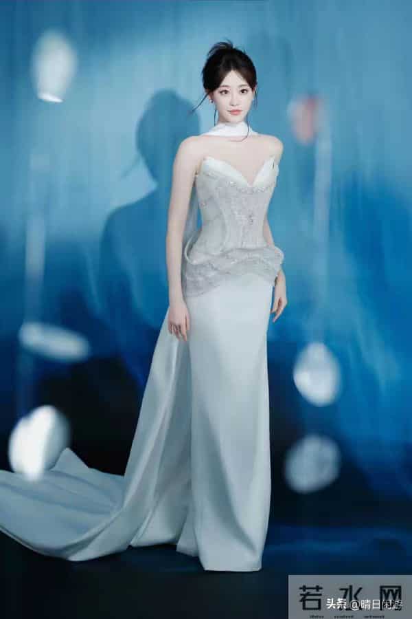 祝绪丹 白白嫩嫩，水水润润，自带发光滤镜！这状态绝了～