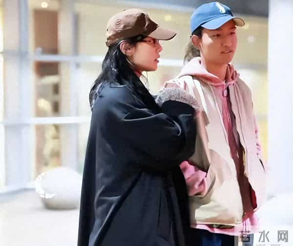 白百何带两个儿子现身!17岁大儿子长得像前夫陈羽凡,二儿子5岁