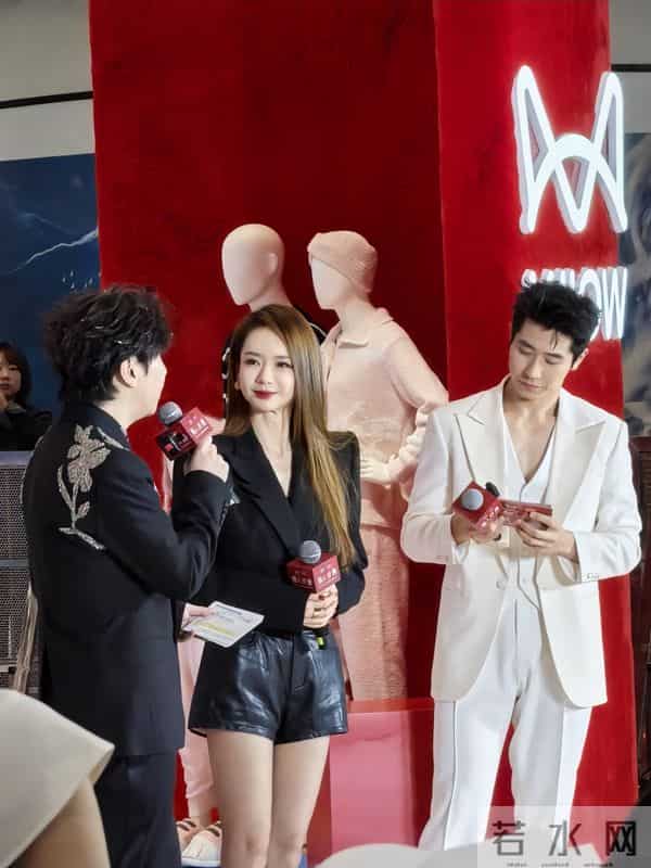 戚薇今日线下活动,黑西装外套配长靴丝袜,干练落落大方气场全开