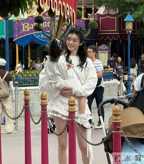 奚梦瑶晒4岁二胎女儿，Romee背香奈儿像洋娃娃，母女俩白到发光！