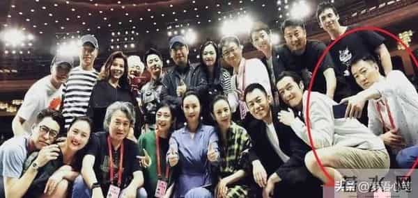 靳东与朱媛媛甜蜜合影曝光，辛柏青背后表情成亮点，笑翻全场！