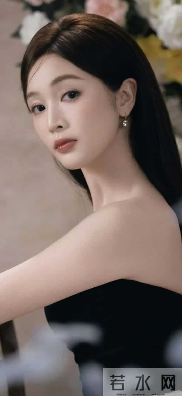 吴宣仪｜黑纱裙配花境写真，这“清冷贵气大小姐”氛围感直接封神