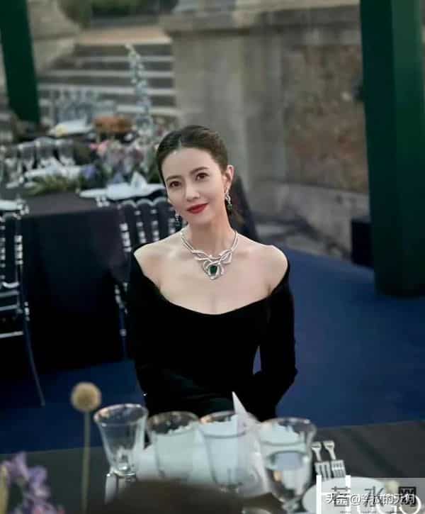 高圆圆晚宴造型封神！敦煌暗纹+天鹅颈，这才是东方美学天花板